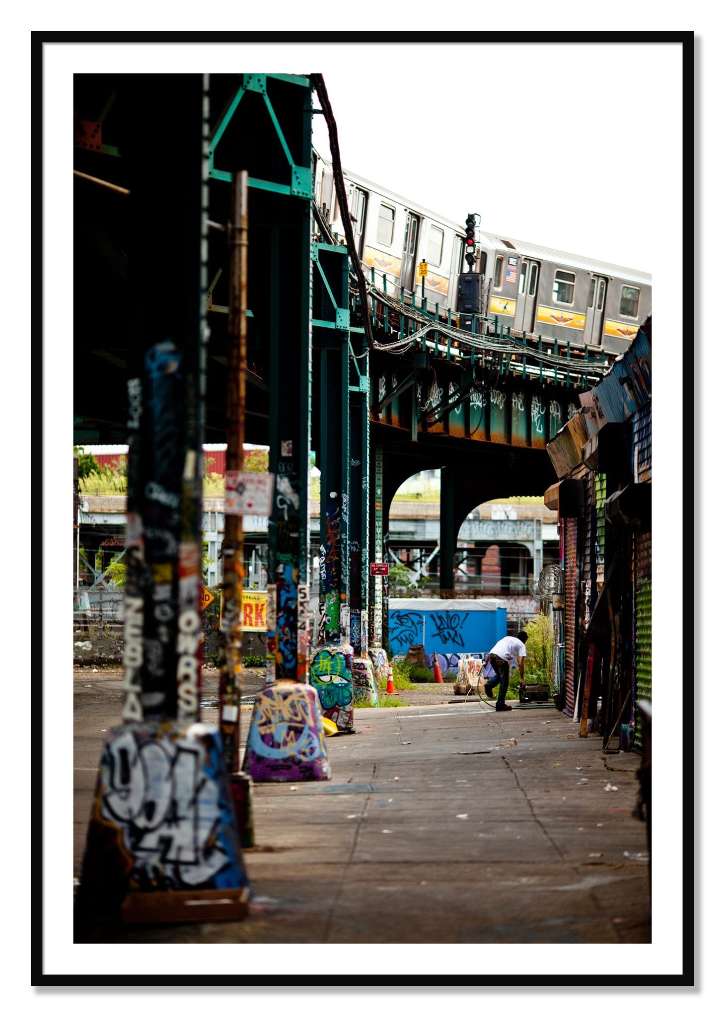 Framed photograph of Queens by Dylan Ozanich, Black frame, Borders