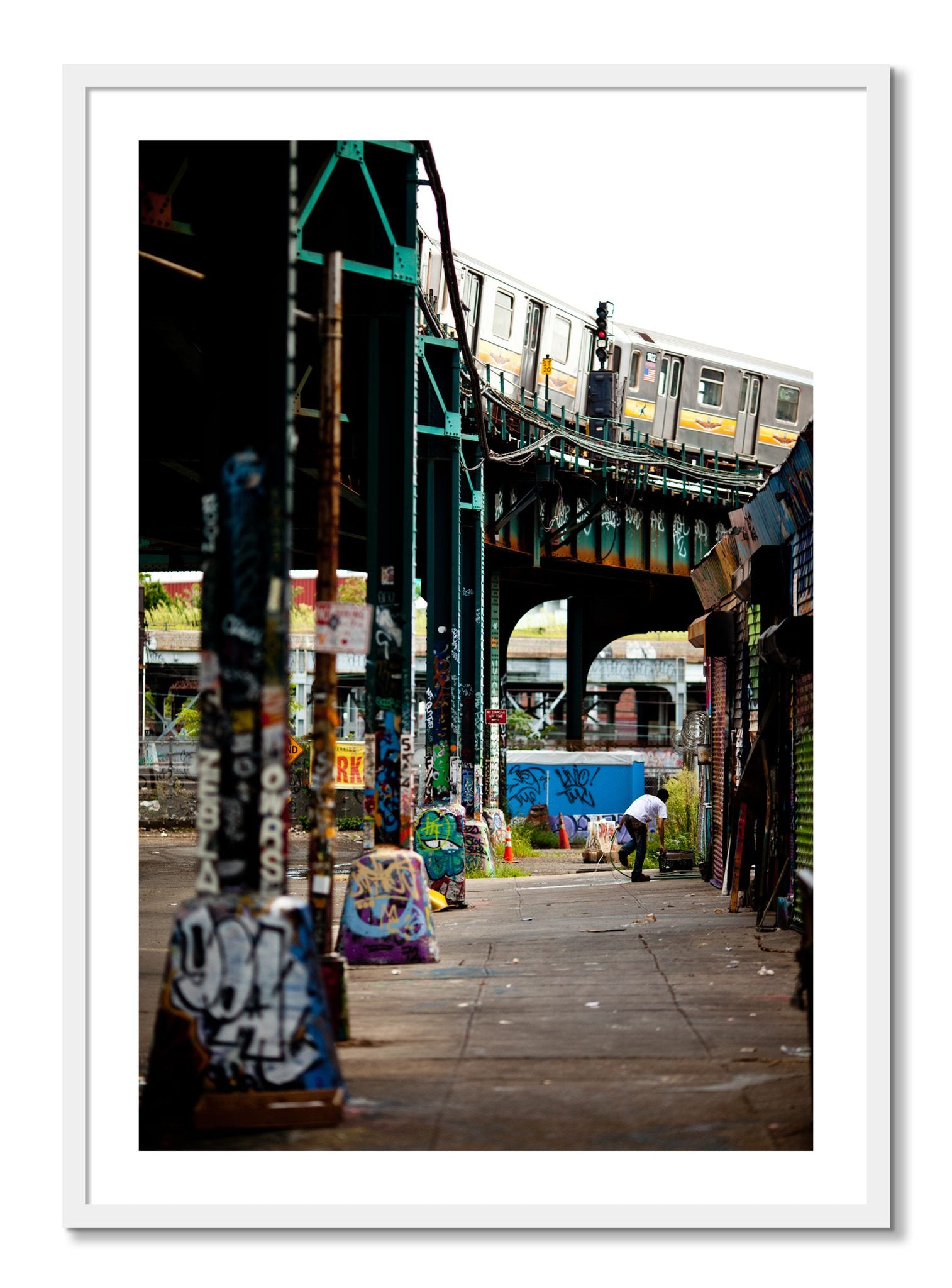 Framed photograph of Queens by Dylan Ozanich, White frame, Borders