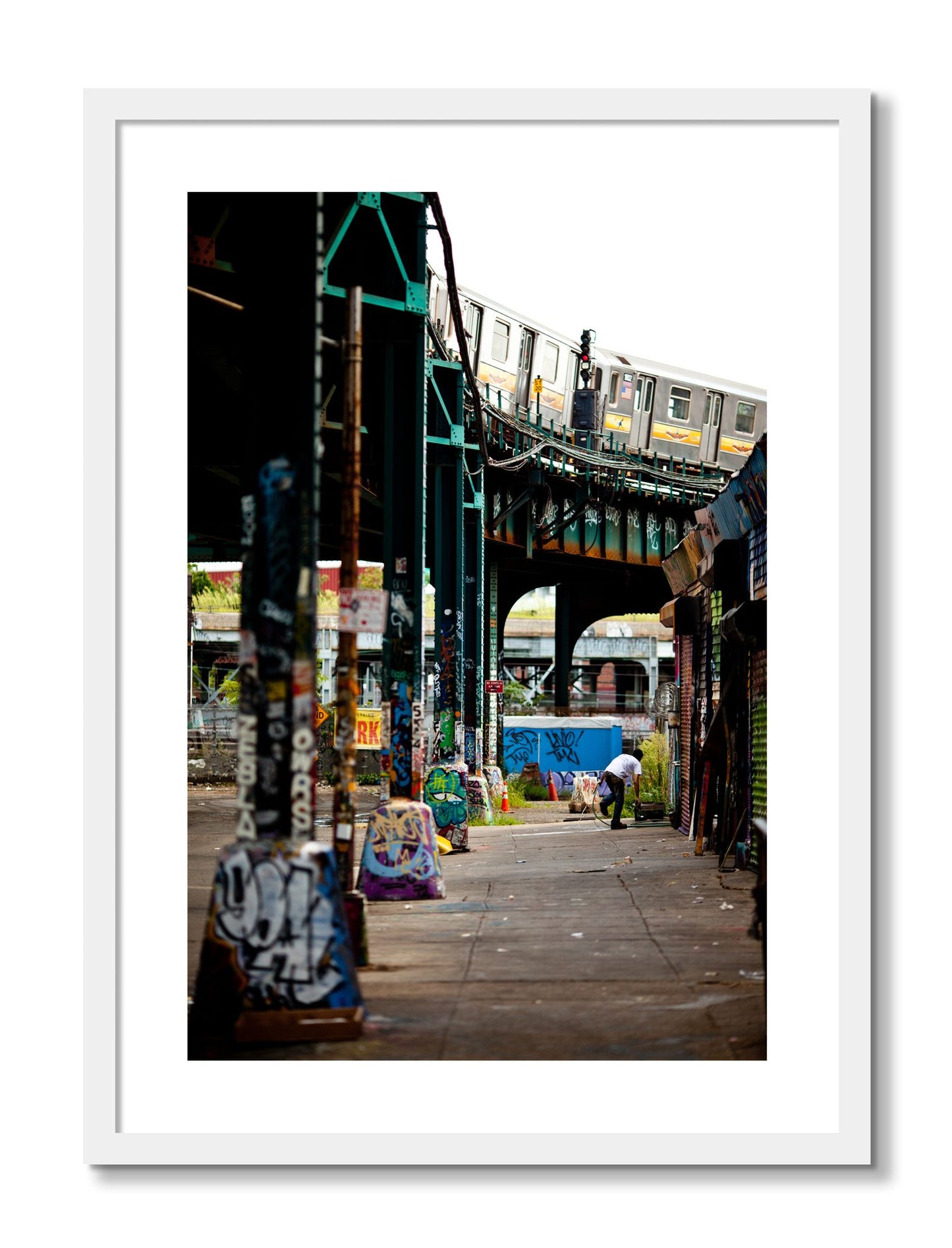 Framed photograph of Queens by Dylan Ozanich, White frame, Borders